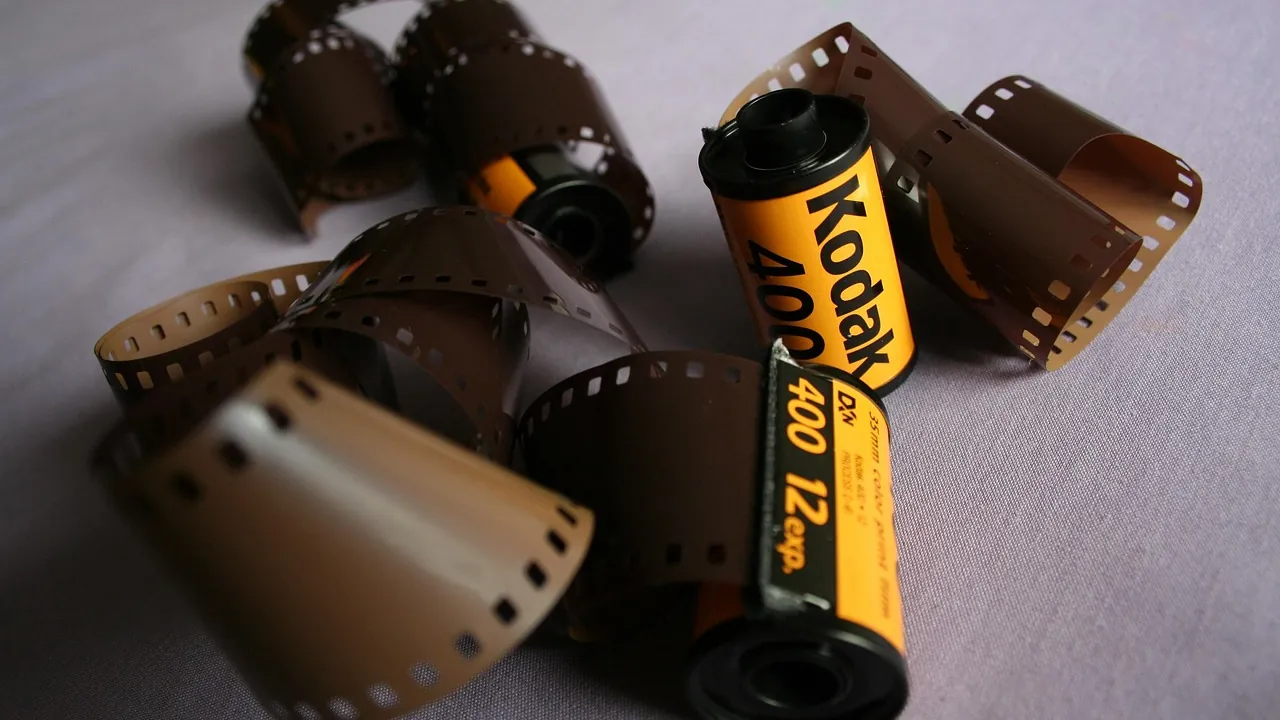 Des rouleaux de pellicule photographique, dont un déroulé