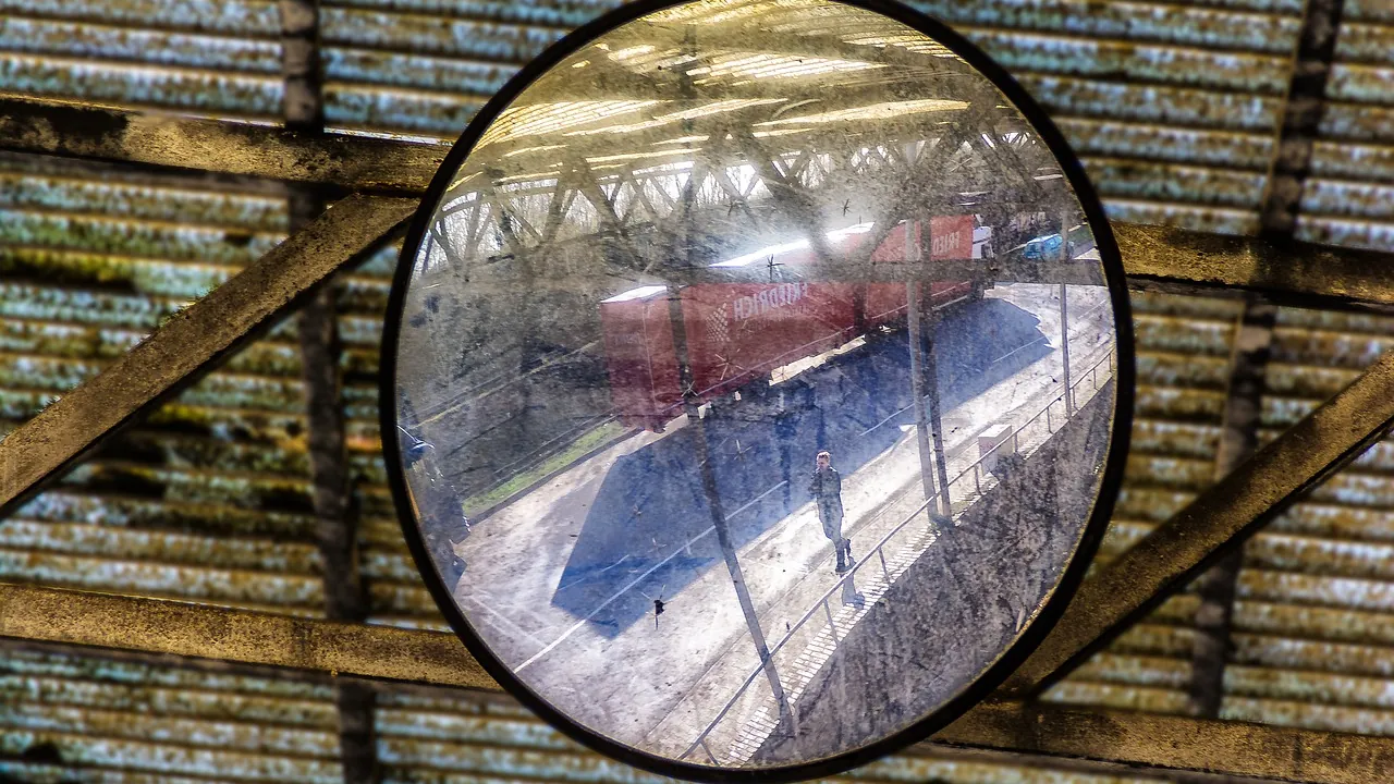 Un miroir convexe sous une verrière, qui montre l’angle mort