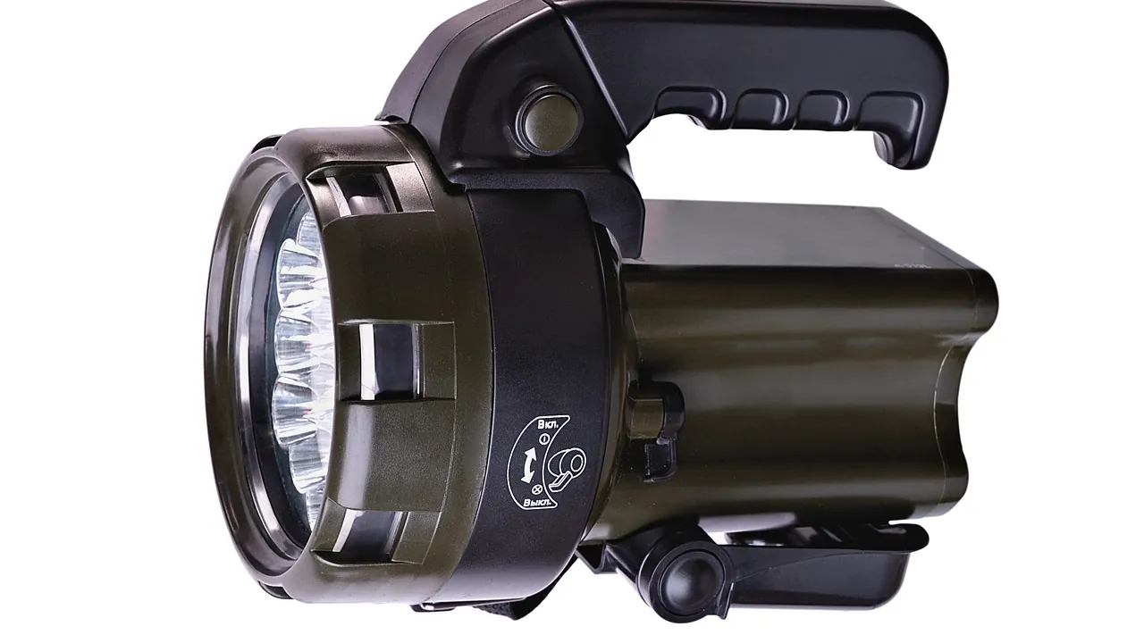 Une lampe-projecteur portative et son réflecteur