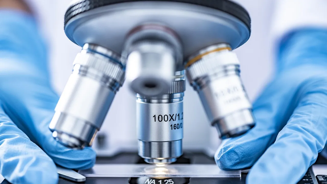 La tourelle d’un microscope et ses objectifs interchangeables