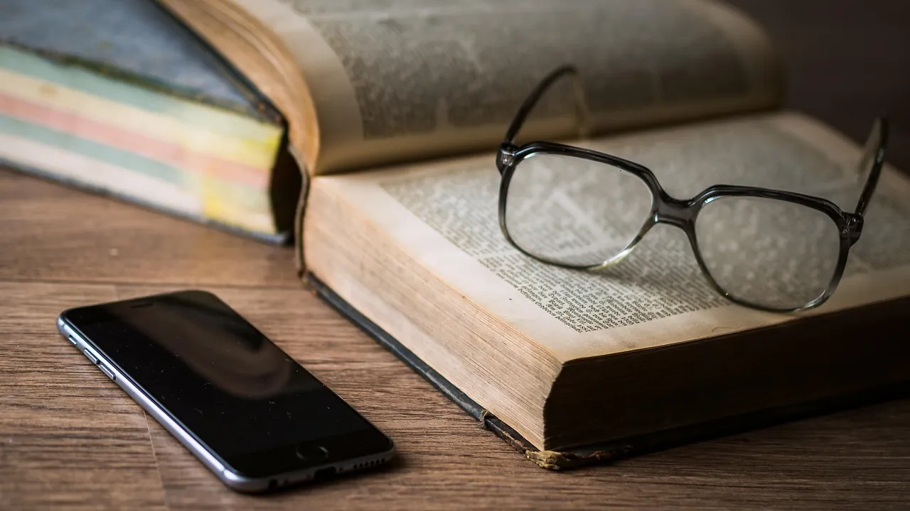 Une paire de lunettes posée sur un livre ouvert
