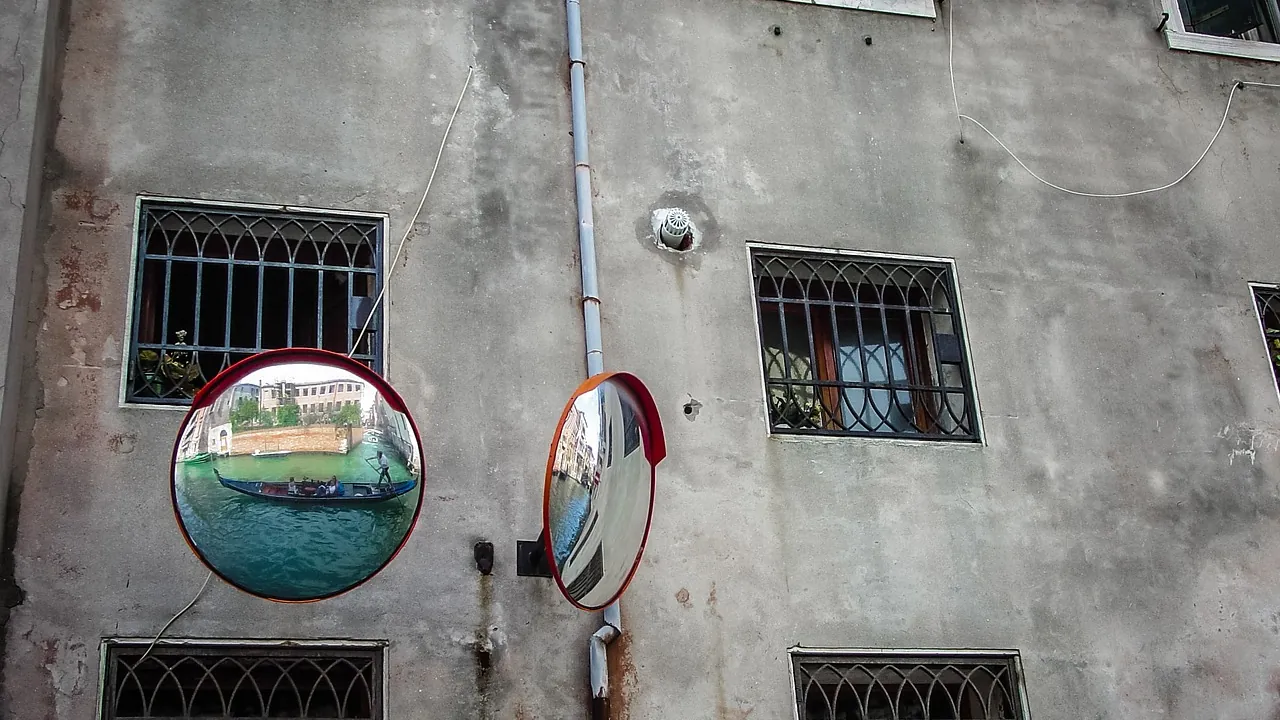 Deux miroirs convexes sur un mur, chacun renvoyant une vue différente